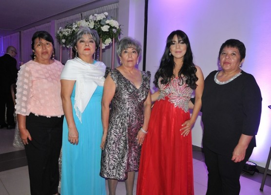María de Chávez, Gloria Valencia, Alma Valencia, María José Chávez y Lourdes Valencia
