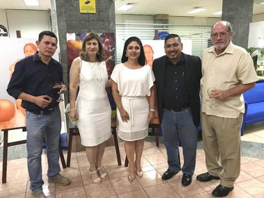 Muy concurrida estuvo la expoventa Arte y La Paz en Honduras organizada por AMAH y Banpais, donde se ofreció homenaja a la pintora Silvia Mejía de Morales.