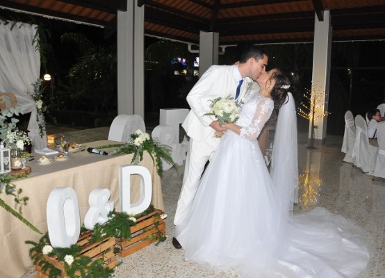Orlando Ramírez y Daniela López sellaron su promesa de matrimonio con un romántico beso de amor eterno. Los novios disfrutan de su luna de miel en las blancas arenas de Roatán, Islas de la Bahía.