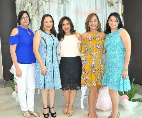 Rosa María de Naranjo, Patty Castillo, Faride Jarufe de López, Mariela López y Jessica Molinari