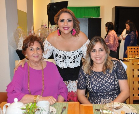 Rosario Marínakis , Jocelyn kattum y Yadira Handal