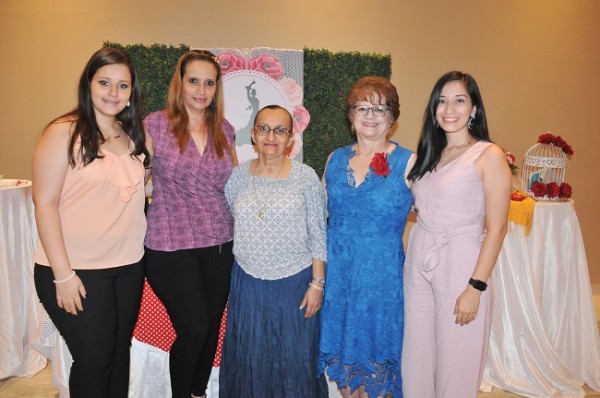 Sandra Becker, Patricia Rápalo, Xiomara Rodríguez, Yolanda Rápalo y Mariela Rápalo