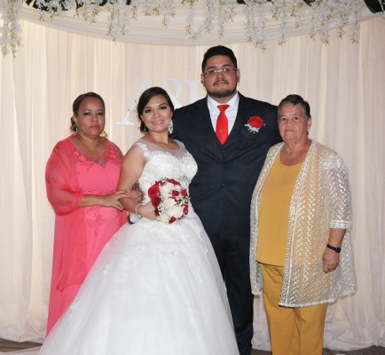 Sara Belinda Ramírez junto a su hija, Alejandra Ramírez, Franz Alvarado y la abuela de la novia, Irma Ondina Benítez Cabrera