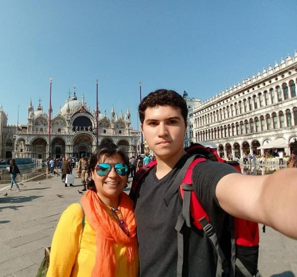 Vanessa Zornitta con su hijo en Italia