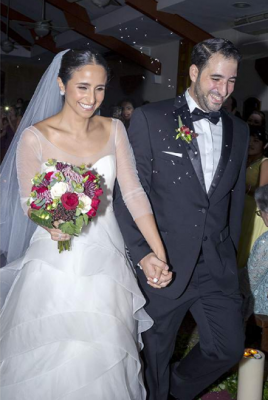 Los recien casados muy felices al finalizar la ceremonia en que fueron declarados unidos para siempre