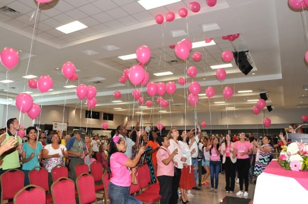 ¡Un instante inolvidable! los asistentes soltaron sus globos rosa como muestra de solidaridad con la campaña lanzada por el MHS