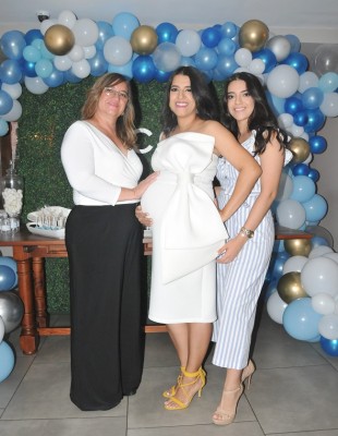 Alejandra Posas junto a su madre, Delmy Zaldívar y su hermana, Cindy Posas