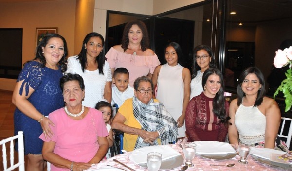 Amistades y familiares de Laura Mendoza compartieron con ella una grata velada celebrando su baby shower