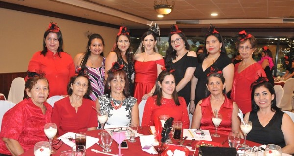 Amistades y familiares de la encantadora Rosibel Mejía le acompañaron en su bridal shower
