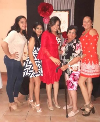 Ana Guerra, Kaory Paz, Cindy Granados junto a su futura suegra Ana Ortega y Cindy Paz