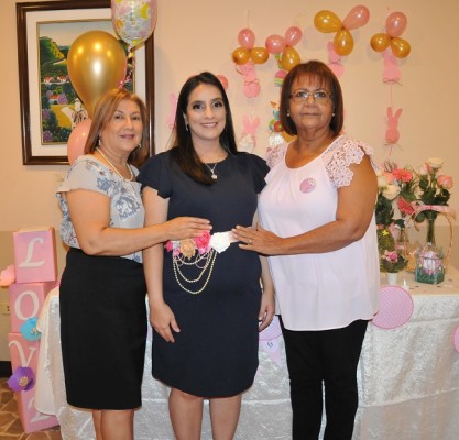 Andrea Alvarado junto a la abuela materna, Alma de Alvarado y la abuela paterna, Maryann Monteilh