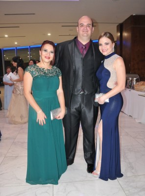 Carmen Estévez, Carlos Rodríguez y Laralissa Estévez