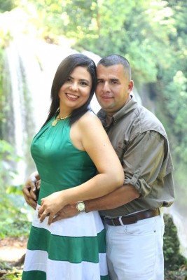 Cindy Melisa Granados junto a su prometido Walter Paz