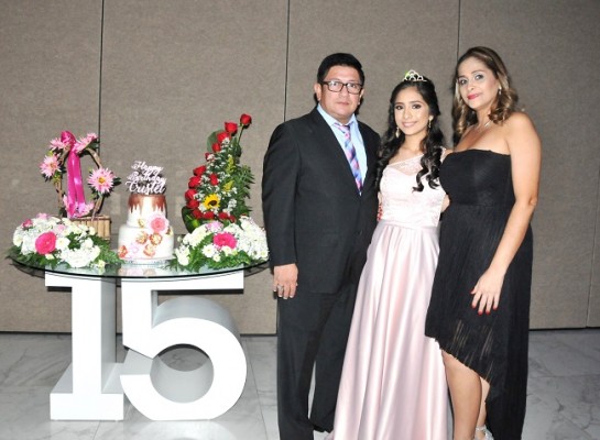 Cristel Alejandra Coto Castro junto a sus padres, Eduard Coto y Zoila Castro