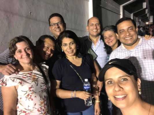 Disfrutando del concierto de Marco Antonio Solis, Luz Angela Marin Cortes, Carolina Ponce, Maria Velasquez, Nora Elizabeth Rivera Valenzuela y Fernando David.