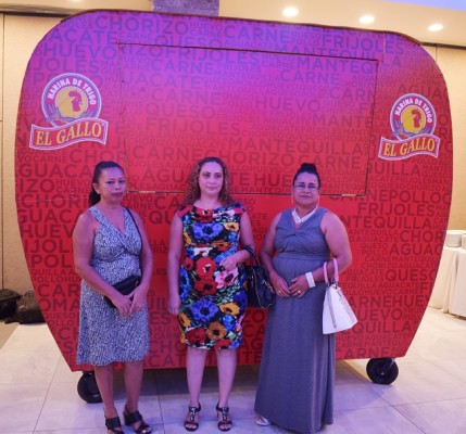 ejecutivos de Molino Harinero Sula hicieron entrega de un food truck a tres mujeres que dirigen un negocio de venta de baleadas, como reconocimiento a su esfuerzo y dedicación. 