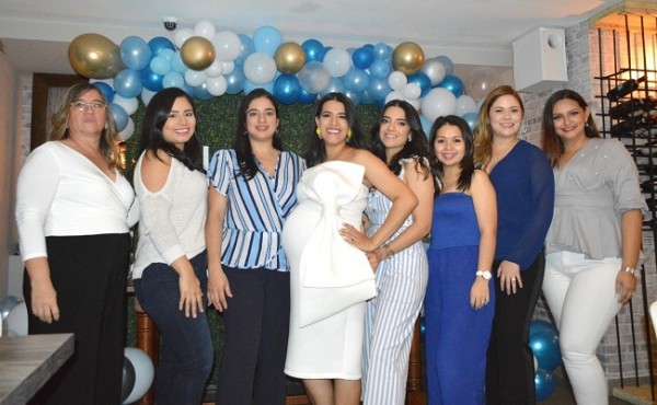 Las anfitrionas del Baby Shower: Delmy Zaldívar, Ana Rivera, Cinthya Zaldívar, Yo, Cindy Posas, Deborah Ávila, Neyde LandaBlanco y Andrea Cruz.