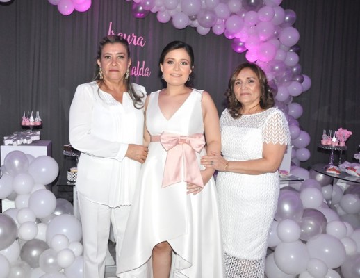 Dulce López, junto a la abuela paterna, doña Gladys de López y la abuela materna, doña Isaura de López