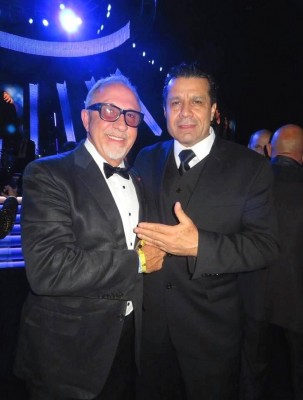 Emilio Chahín con su tocayo Emilio Estefan en la gala Personalidad del año que recibió el grupo Maná en los Latin Grammy en Las Vegas