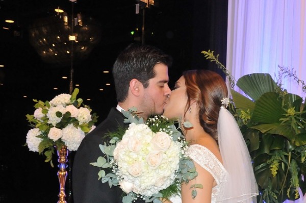 Eva Ruth y Edgardo, sellaron su promesa de amor eterno con un romántico beso ¡inolvidable!