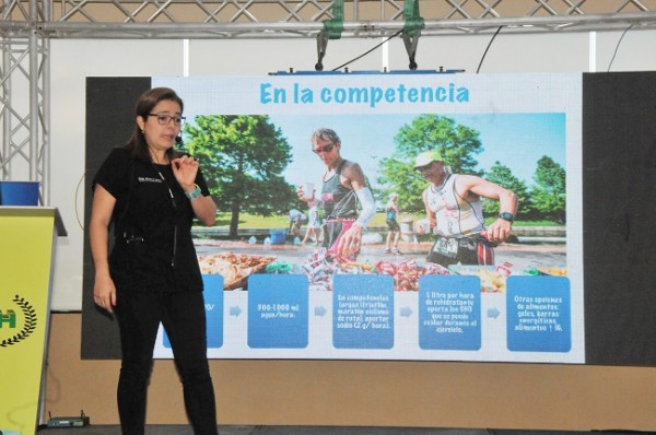 Evelyn Córdova de Aguilar impartió la charla sobre Estrategias de Alimentación e Hidratación para corredores