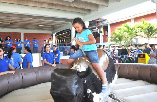 El Toto Mecánico fue uno de los principales atractivos para grandes y chicos en el Family Day de la Escuela Episcopal El Buen Pastor