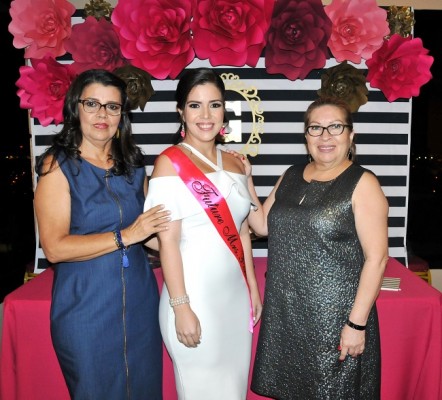 Gina Martínez junto a su madre, doña Adela Ferrera y su futura suegra, Daisy Ramos
