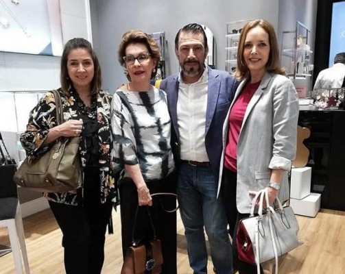 Gloria Agüero, Bonnie García, Mary Pierrefeu acompañaron a Yoyo Barrientos en el lanzamiento de la colección Pre Navideña