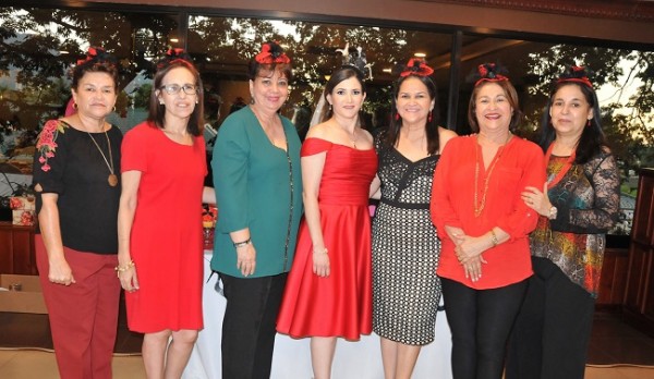Guadalupe Servellón, Reina Funes, Sara López, Rosibel Mejía, Alina, Alejandrina y Vilma Servellón