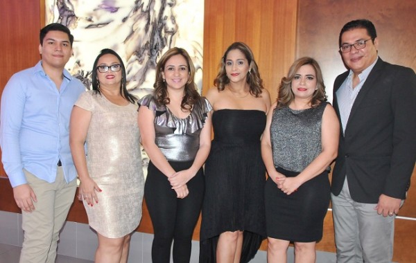 Jeffrey Deras Jr, Janeth Meoñez, Indira Castejón, Zoila Castro, Gina Castejón y Jeffrey Deras