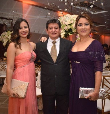 Karla Kattán con Carlos y Dinora Orellana