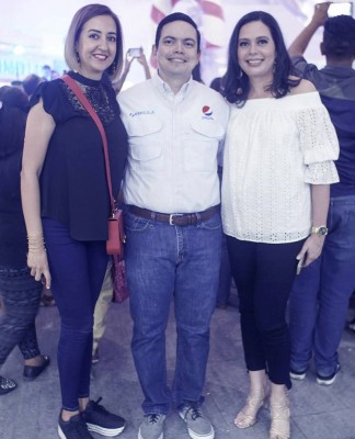 Koritza Alvarez, Ivan Aguilar y Claudia McNab, en la inaguración de la navidad en Mall Galerias