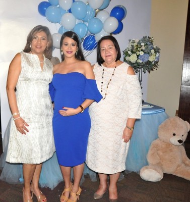 La abuela paterna, Geraldina de Pineda, Andrea Larios de Pineda y la abuela materna, Sandra de Larios