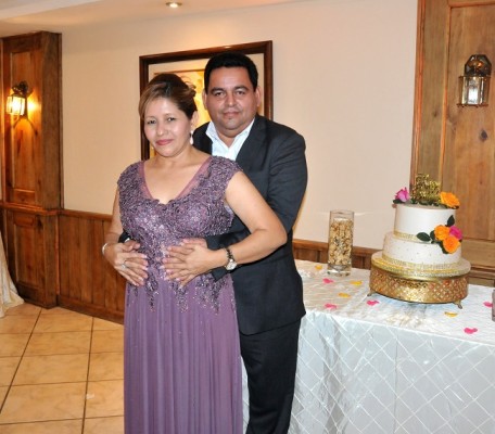 La cumpleañera, Amparo Padilla de Rodríguez y su esposo, Elvis Leonel Rodríguez