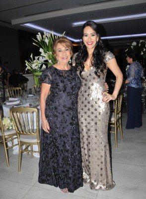 La dama de honor, Cesia Gallegos junto a su madre, Rosa María Kattán