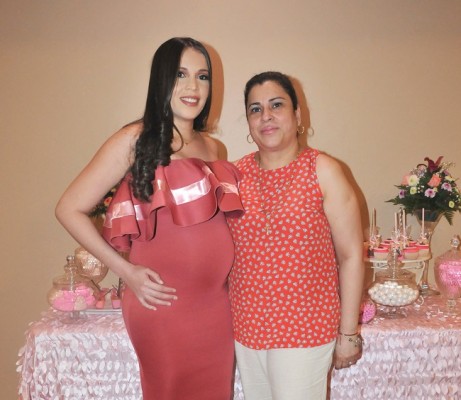 La futura mamá, Laura Mendoza, junto a la abuela materna Marisol Mendoza