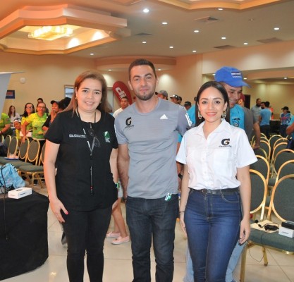 La nutricionista deportiva Evelyn de Aguilar, Henry López y Carmen Moreira