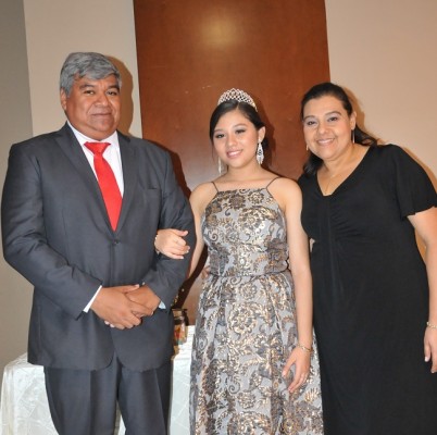 La quinceañera junto a sus padres, Yolanda Margarita Vallecillo Márquez y Leonel Ricardo Alemán Gutiérrez.