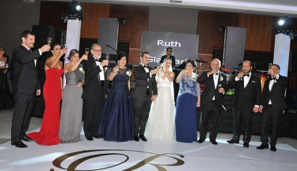 Las familias Rietti Ulloa y Estévez Castellón, brindaron por la felicidad de los novios