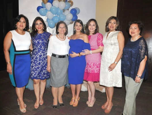 Lizbeth de Aguilar, Faride Jarufe, Betty de Pineda, Andrea Larios de Pineda, María del Carmen Jarufe, Geraldina de Pineda y Ana Lía de Jarufe