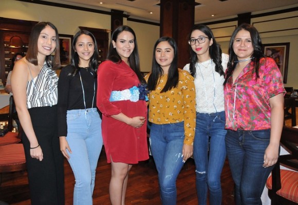 Lorena Juárez, Jhacely Medina, Kelly Ramos de Mejía, Lisbeth Medina, Scarleth Salgado y Eliana Escobar