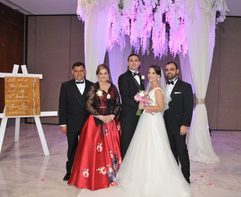 Los padres de la novia, Pita Wilson y Marco Aurelio Irías, José Miguel Pavón, María Lucía Irías Wilson y su hermano, Marco Irías.