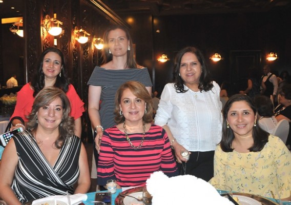 Maha Jarufe, Rania Jarufe, Siham Zummar, Clara de Jarufe, Samia Jarufe y Lesly de Jarufe