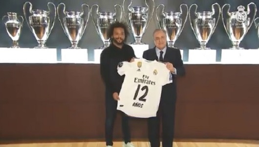 Florentino Pérez entrega una camiseta conmemorativa a Marcelo por sus 12 años en el Real Madrid