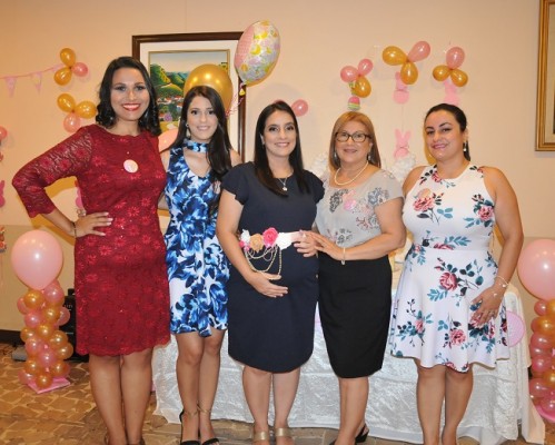 Martha Gutiérrez, Clarissa Alvarado, Andrea Alvarado de Raudales, Alma de Alvarado y Marissa Alvarado de Platero
