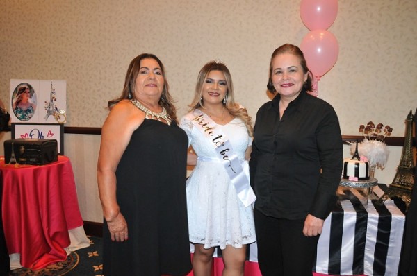 Ismelda Meliza Hernández junto a su madre, Ismelda Coello y su futura suegra, Carolina Avilez