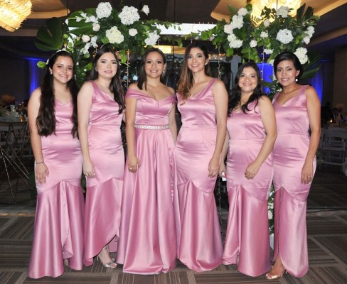 Las damas del cortejo de la novia: Naara Cueva, Cesia Rojas, Diana Pineda, Marcia Rojas, Claudia Rojas y Lilian Membreño