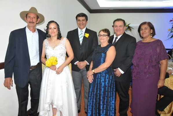 René Márquez y Johanna Chinchilla, junto a sus , Elmer Chinchilla y María Lucila Martínez, Adalberto Martínez y Bessy Márquez