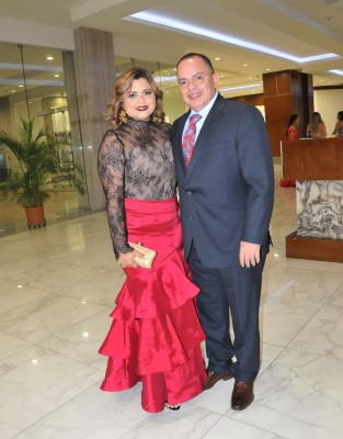 Rony Carrillo Joch y su esposa Patricia de Carrillo.