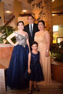 Sofía junto a sus padres Javier Oseguera, Claudia Paredes y su hermanita Alejandra
